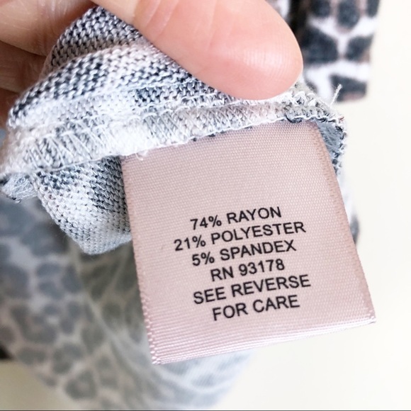 New Philosophy Cozy V-Neck Soft Knit Leopard Print 3/4 Sleeve Top - Picture 6 of 12